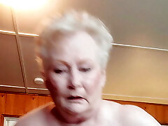 brutto nonna mostrando via lei grasso micio come lei sfregamenti esso con un dildo