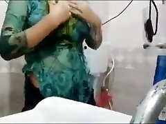 Pakistani Aunty in the Bath, Fabulous Video Pakistani Aunty in the Bath, Fabulous Video