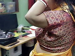 Today Salu Bhabhi was looking super-steamy in a yellow saree. hubby fucks a lot