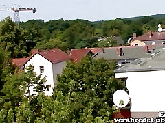milf mature potelée allemande essaie le sexe en public sur le toit