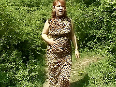 vieja mujer con curvas & ndash; masturbación en solitario y orinando en el bosque al aire libre