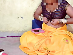 indische stiefmutter hat ein jubiläumsgeschenk von stiefsohn bekommen