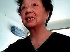 grand-mère asiatique à webcam