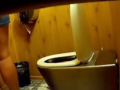 Covert Camera auf oeffentlicher Toilette!