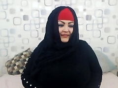 Muslim babe displaying off the goods Muslim babe displaying off the goods