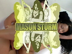 mason storm, une latina aux gros seins, reçoit une énorme charge de sperme dans sa bouche ouverte