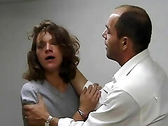 un policier fouille avec sa main dans son vagin