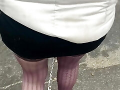 lady oups puta buttplug con correa público en el parque micro falda