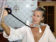 calda hostess lukerya in cucina in vestaglia