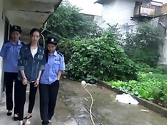 une fille chinoise arrêtée et menottée