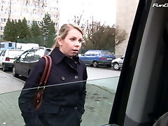 Alica wird vom fremden im Auto gebumst - Bumsbus Alica wird vom fremden im Auto gebumst - Bumsbus