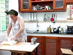 cuisine nue. femme de ménage nudiste, boulangers nus. femme de chambre nue. femme au foyer nue. l1