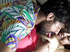 desi dziewczyna i jej chłopak w pełnej przyjemności w pokoju hotelowym. pełny hindi audio z dirty talk
