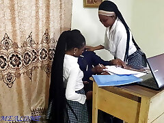 studenti cattivi in uniforme offrono sesso per aggiornare il loro punteggio esami presso l'ufficio principale