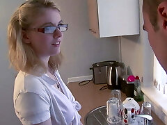 Dweeb Schlampe waehrend der Hausarbeit in der Kueche gefickt