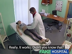 डॉक्टर के कार्यालय में अंग्रेजी रोगी चिल्लाती है खुशी के साथ के रूप में डॉक्टर स्लाइड उसकी इंच अंदर उसके
