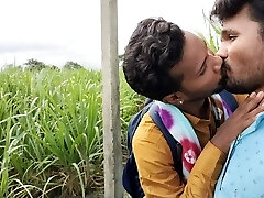 indischer wald im freien dschungel zuckerrohr feld küssen