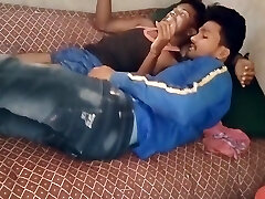 indyjska młoda para rano widzę moich przyrodnich braci w dupę - desi gej film w hindi głos