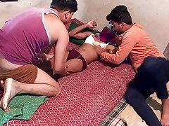 भारतीय गांव त्रिगुट किन्नर-किन्नर उसके घर के लिए दो युवा लड़कों को आमंत्रित किया है और उनके गधे प्यास बुझाने-हिंदी आवाज