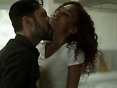 das lockige babe scarlit scandal besteigt ihre muschi auf einem weißen schwanz