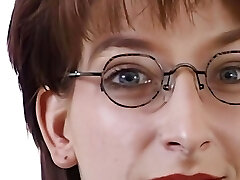 Bilanzbuchhalterin voegelt fake penis vor kamera