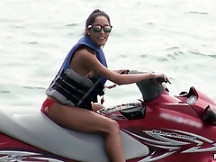 zierlicher badeanzug honig wird von hinten pov mode gestochen