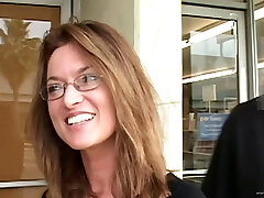 indiana bell deepthroats eine große wurst und bekommt ihre muschi verwüstet