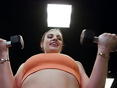 hardcore-ficken im fitnessstudio mit dem provokanten babe kenzie love