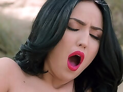 Brunette model Jade Baker luvs to play solo while in the outdoors