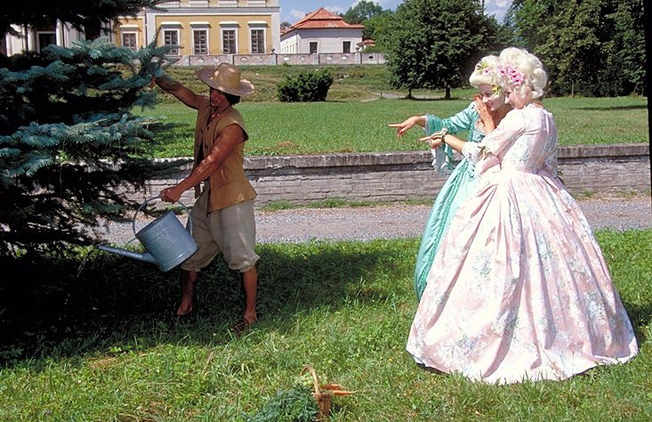 18th Century Lady Porn - Two 18th century ladies screw a well hung gardener on the lawn