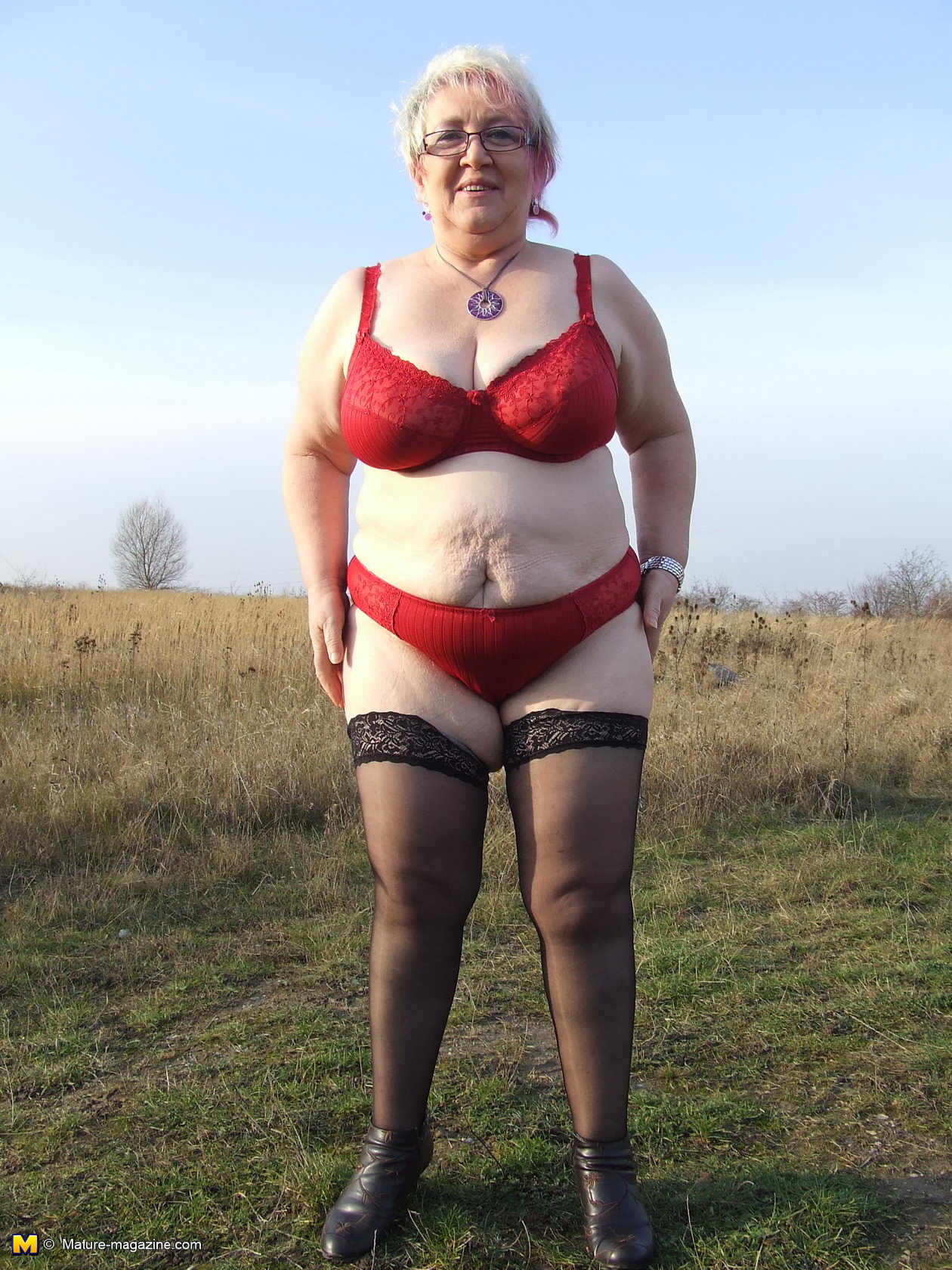 Public amateur peeing housewife