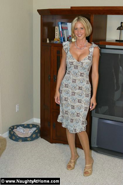 16 Pics- Hot milf wife plays with huge sex toys pic picture