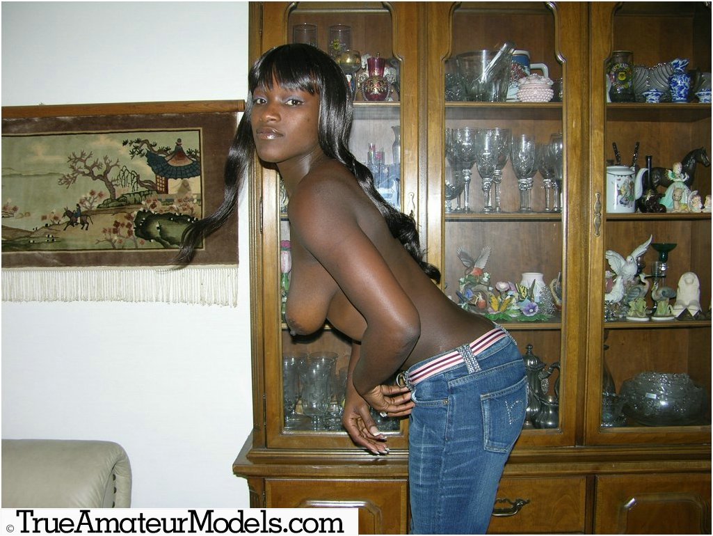 Black Amateur Girl Modeling And Spreading Naked For