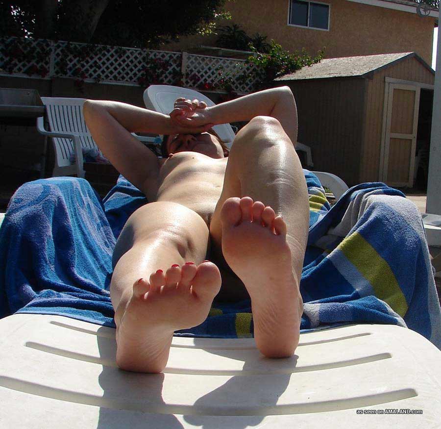 Sexy MILF posing naked