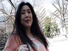 M610G11 A sex fl eyna syren de mer swallow woman who loves alcohol, a young cute actor, holds the initiative, holds a chip.