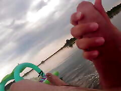 моя жена дрочит мой член со счастливым концом в надувной лодке на озере