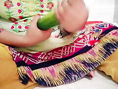 孟加拉国热女孩性别与黄瓜.孟加拉家庭主妇。