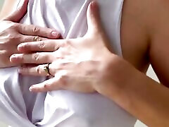 сексуальную мокрую белую рубашку поливают из шланга в замедленной съемке