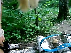 Chica rubia se la chupa al aire libre