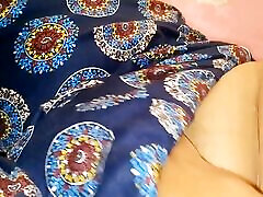 亚洲大奶子的女孩显示大胸部上凸轮和指法自己鞘