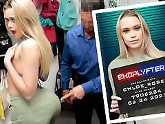 heißes model chloe rose wird geschlagen, weil sie bikinis von officer tommy gunn &039;s store gestohlen hat - shoplyfter