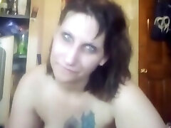 sexy tätowierte milf liebt es, schwänze zu lutschen und zu singen!