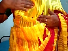 Desi Aunty Showing Her Boobs
