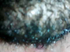吃饭和打她的阴部。