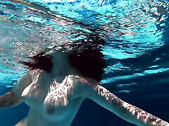 sheril blossom nastolatek z rosji pływa w basenie