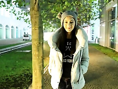 petite salope adolescente jouant