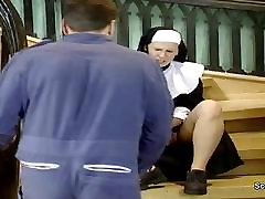 Немецкая монахиня ее первый секс с Ремонтником в Клостер