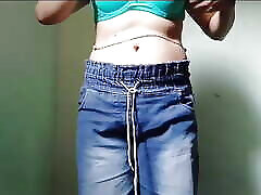 spectacle nu de petite amie adolescente indienne mignonne à lécole en haut en jean