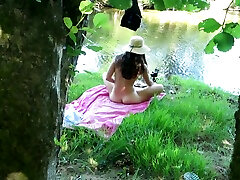 دختر انفرادی در حال نمایش در فضای باز در رودخانه