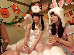 فرشته و اسم حیوان دست اموز Cosplayers Kohina 22 و Suzu 20 زنان ناز هستند که با یک برنامه تلویزیونی آنلاین سلفی می گرفتند